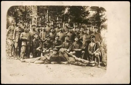 Militär/Propaganda 1.WK (Erster Weltkrieg) Gruppenbild im Wald 1917 Privatfoto