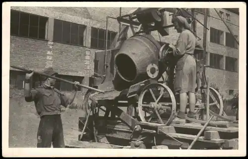 Ansichtskarte  Menschen / Soziales Leben - Arbeiter DDR Aktivist Bau 1951