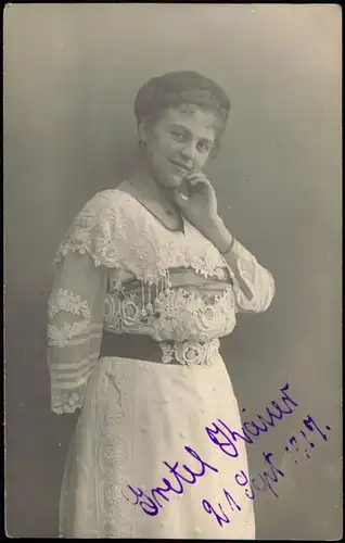 Menschen / Soziales Leben Frau in feiner Kleidung  ihren Freund 1917 Privatfoto