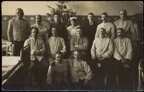 Militaria WK1 Soldaten vor Weihnachtsbaum im Lazarett 1916 Privatfoto