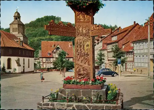 Bad Grund (Harz) Marktplatz, geschnitzer Wegweiser, VW Käfer 1967