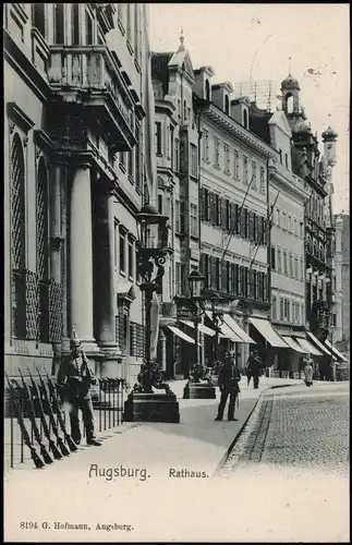 Ansichtskarte Augsburg Rathaus, Straßenpartie mit Wache und Geschäften 1907