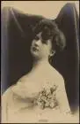 Ansichtskarte  schöne Frau schaut lassiv - Blumen Erotik 1905