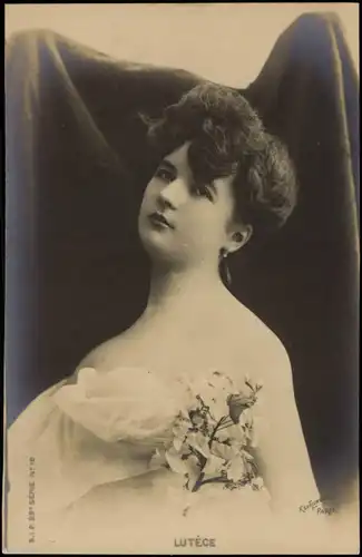 Ansichtskarte  schöne Frau schaut lassiv - Blumen Erotik 1905