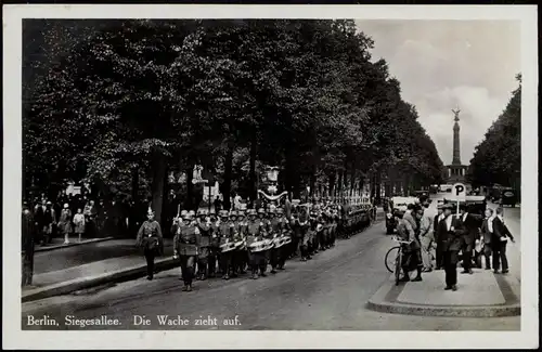 Ansichtskarte Mitte-Berlin Siegessäule - Die Wache zieht auf 1930