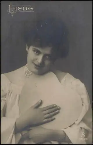 Ansichtskarte  Liebe Liebespaare - Love Frau großes Herz Fotokunst 1908