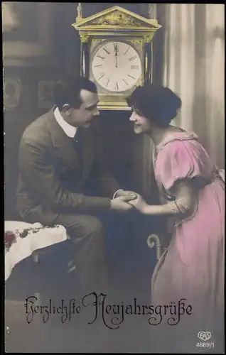 Liebende vor der Standuhr Fotokunst Neujahr Sylvester New Year 1919