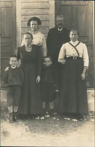 Soziales Leben: Familienfoto mit Kindern (3 Generationen) 1910 Privatfoto
