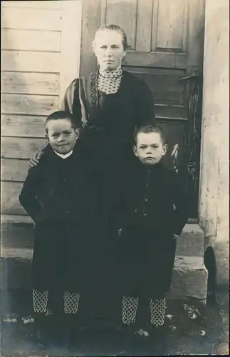 Menschen & Soziales Leben: Mutter mit ihren 2 Kindern 1910 Privatfoto