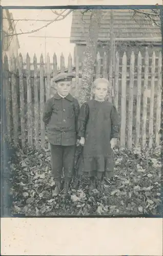 Menschen & Soziales Leben: 2 Kinder im Garten (Junge & Mädchen) 1910 Privatfoto