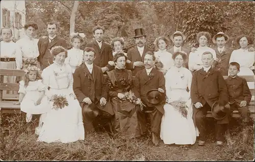 Soziales Leben: Gruppenfoto (vermtl. Hochzeitsgesellschaft) 1920 Privatfoto