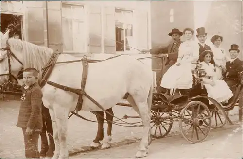 Soziales Leben: Familienfoto, Junge führt Pferd der Kutsche 1910 Privatfoto