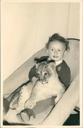 Ansichtskarte  Menschen/Soziales Leben - Kinder jUNGE MIT rAUBTIER 1956