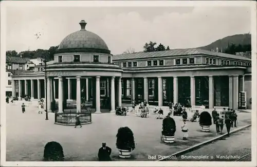 Ansichtskarte Bad Pyrmont Brunnenplatz u. Wandelhalle Kuranlagen 1930
