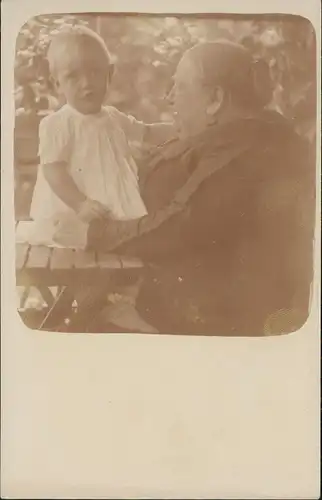 Menschen/Soziales Leben - Kinder Junge und Großmutter 1913 Privatfoto
