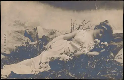 Soziales Leben - Erotik (Nackt - Nude) schöne Frau auf der Wiese liegend 1909