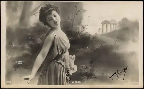 Menschen / Soziales Leben - Erotik Frau vor Antik-Kulisse Fotokarte 1904