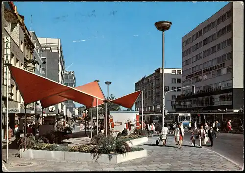 Offenbach (Main) Marktplatz, Leute beim Einkaufen, Salamander-Schuhgeschäft 1971
