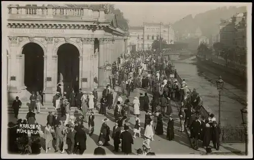 Karlsbad Karlovy Vary Mühlbrunnkolonnade  belebt, Fotokarte 1928