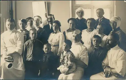 Menschen Gruppenfoto (vermtl.  Krankenhaus oder Arzt-Praxis) 1910 Privatfoto