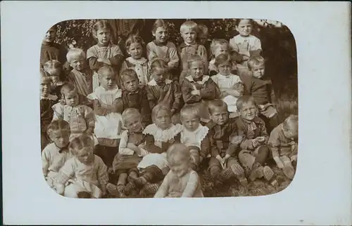 Soziales Leben Kinder Gruppenfoto Kleinkinder Mädchen & Jungen 1910 Privatfoto