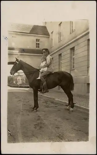 Menschen Soziales Leben Familienfotos: Soldat mit Kind zu Pferde 1920 Privatfoto