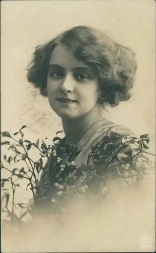 Menschen / Soziales Leben - Frauen - schöne Frau hinter Mistelzweigen 1911