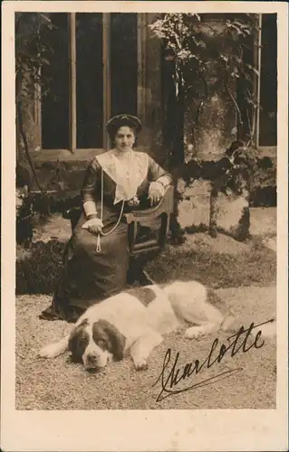 Adel und Persönlichkeiten Charlotte von Württemberg mit Hund 1917