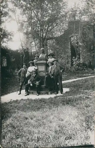 Villingen-Schwenningen Kurgarten  Kuranlagen Männer vor Denkmal 1914 Privatfoto