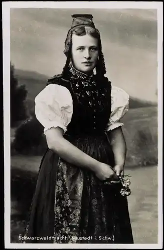 Ansichtskarte Titisee-Neustadt Schwarzwaldtracht. Mädchen 1923