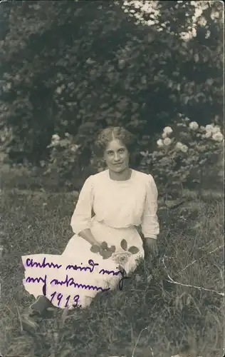 Frau auf Blumenwiese Kleid 1913 Privatfoto   gel Lautenbach Renschtal