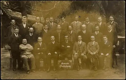 Friedrichsruh Männer Gruppenfoto mit Schild "Gemeinde Friedrichsruh" 1925