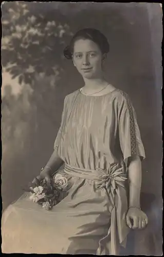 Menschen Soziales Leben Frau in Kleid als Atelier-Foto 1910 Privatfoto