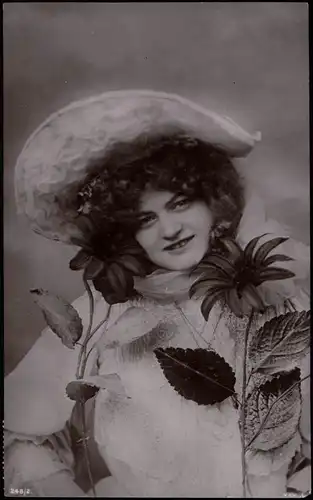 Ansichtskarte Frau mit Hut unter Pflanzen 1911    Stempel LEIPZIG-GOHLIS