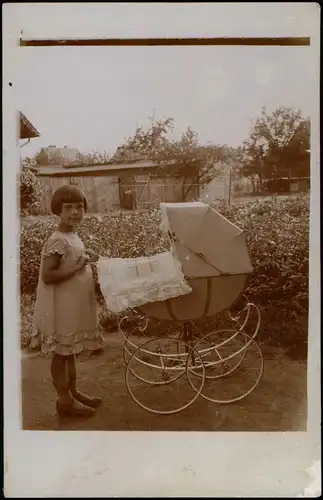 Mädchen mit Kindergarten in Laubenklolonie - Fotokarte 1928 Privatfoto