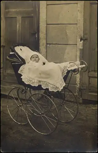 Kind vor Hauseingang im Kinderwagen - Privatfotokarte 1912 Privatfoto Foto