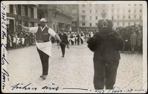 Foto Zürich Umzug in der Stadt Mann mit Bär 1931 Privatfoto