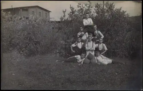 Gruppe beim Sport, Medizinbälle Jungen-Pyramide 1925 Privatfoto
