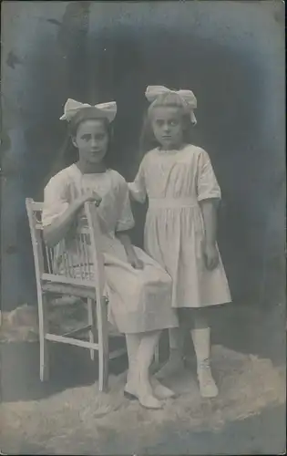 Menschen/Soziales Leben: Kinder im Kleid  Schleifen i.d. Haaren 1910 Privatfoto