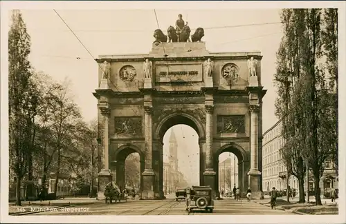 Ansichtskarte München Siegestor, Strassen Partie mit Autos 1940