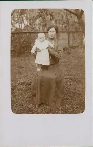 Menschen/Soziales Leben: Lachendes Kind Kleinkind Baby mit Frau 1910 Privatfoto