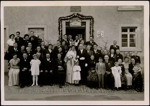 Ansichtskarte  Hochzeit - Gruppenfotos vor Haus: Fotobank Kirchzarten 1934