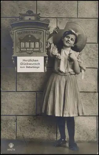 Glückwunsch Geburtstag Birthday Mädchen vor Briefkasten - Fotokunst 1909