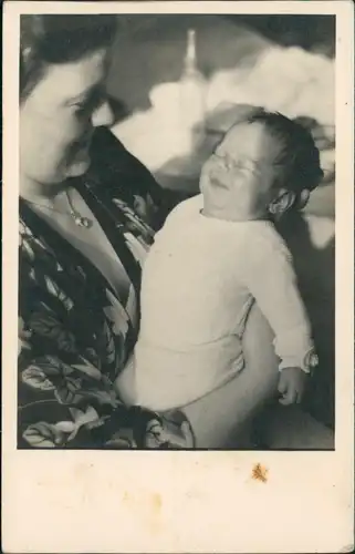 Menschen/Soziales Leben Kinder: Mutter mit Kleinkind (Baby) 1950 Privatfoto