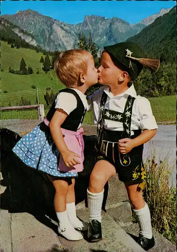 .Bayern Bayerische - Trachten; Sich küssende Kinder (am Fellhorn) 1974