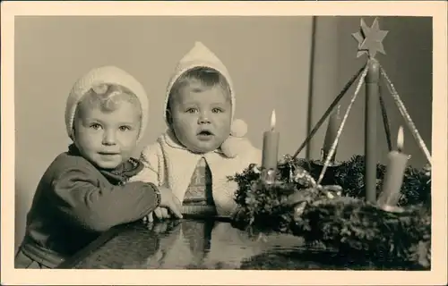 Menschen/Soziales Leben - Kinder Jungen vor Adventskranz, Weihnachten 1955