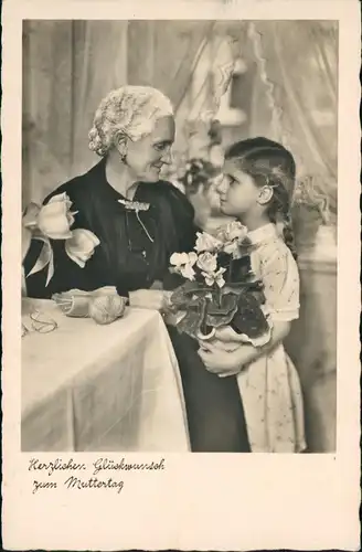 Glückwunsch - Muttertag Mädchen überreicht ihrer Oma Blumen 1940