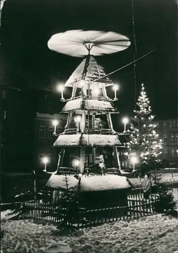 Zwönitz (Erzgebirge) Markt zur Weihnachtszeit, Paramide bei Nacht 1983