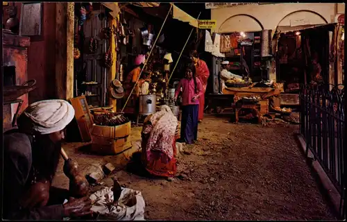 Postcard Milwaukee Public Museum, Bazaar in Old Dehli 1975