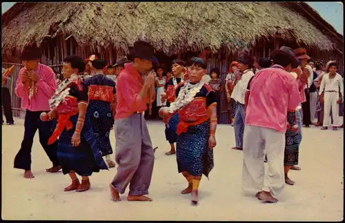 Panama Indios de SAN BLAS  bailando en la fiesta del "Día de los Indios." 1960